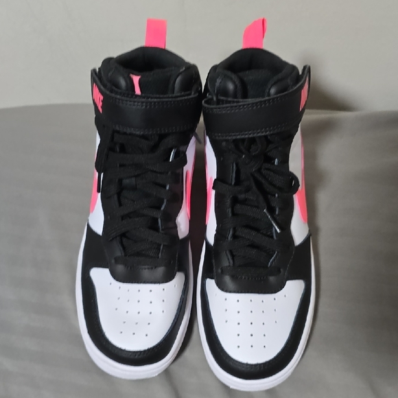 Nike Kids Sneakers - Black, White, and Pink.Nike. Size:6Y. - Picture 4 of 6